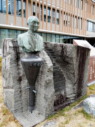 ブラウン管のような形の台座に乗る高柳健次郎の胸像と記念碑＝浜松市中央区の静岡大浜松キャンパス