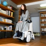 ユニワンの最高速度は時速６キロ。座ったまま体重移動するだけの操作で、あつかいやすいです