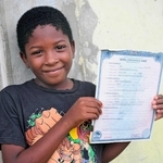 出生証明書を持つクレボンさん（日本ユニセフ協会提供）