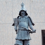 立派なひげ、よろい、かぶと姿で立つ津軽為信像＝青森県弘前市の弘前文化センター前