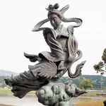 羽衣をまとい、空にうかんでいるような天女の像＝滋賀県長浜市の余呉湖