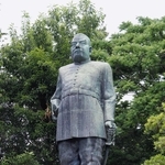 軍服姿で古里に立つ西郷隆盛像＝鹿児島市