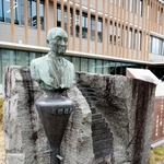 ブラウン管のような形の台座に乗る高柳健次郎の胸像と記念碑＝浜松市中央区の静岡大浜松キャンパス