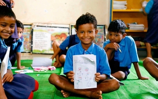 小学校で絵本の読み聞かせに参加したアミットさん（中央）（日本ユニセフ協会提供）