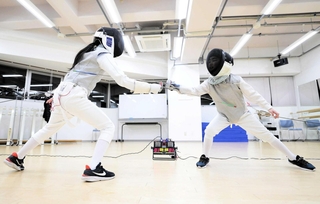 フェンシングの防具を身に着けて熱戦をくり広げたこども記者＝３月、札幌市中央区の道新文化センター札幌教室