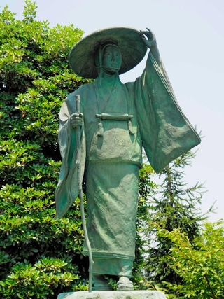 旅姿の静御前の像＝茨城県古河市