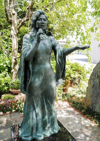 「雨の慕情」を歌う姿を表した八代亜紀さんの銅像＝東京都品川区の安養院