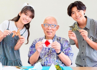 小林一夫さん（中央）から作り方を教わった馬の折り紙を持つ井口美怜さんと岩田琉聖さん＝東京都文京区