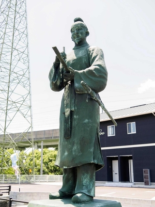 筆を持ち、歌をよむ大伴家持像＝鹿児島県薩摩川内市の「万葉の散歩道」