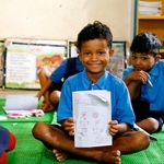 小学校で絵本の読み聞かせに参加したアミットさん（中央）（日本ユニセフ協会提供）