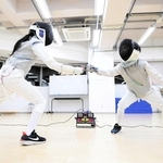 フェンシングの防具を身に着けて熱戦をくり広げたこども記者＝３月、札幌市中央区の道新文化センター札幌教室