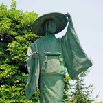 旅姿の静御前の像＝茨城県古河市