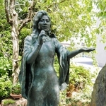 「雨の慕情」を歌う姿を表した八代亜紀さんの銅像＝東京都品川区の安養院