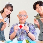 小林一夫さん（中央）から作り方を教わった馬の折り紙を持つ井口美怜さんと岩田琉聖さん＝東京都文京区