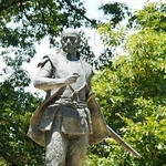 鉄砲を持つ明智光秀像＝岐阜県可児市の明智城あと