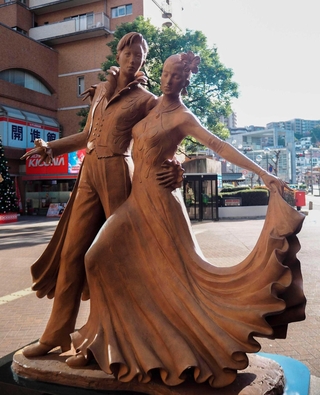 男役（左）とむすめ役がおどるレビューの像＝宝塚市の阪急宝塚駅前