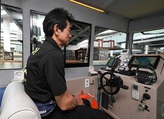 自律航行中、船長はかじにふれていません＝４月、東京都内