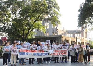 アメリカのトランプ大統領の発言について、抗議（こうぎ）する人たち＝６月、広島市の原爆ドーム前