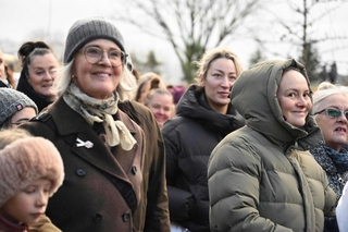 アイスランドの首都レイキャビクで「女性の休日」を記念し行進する人々＝１０月２４日