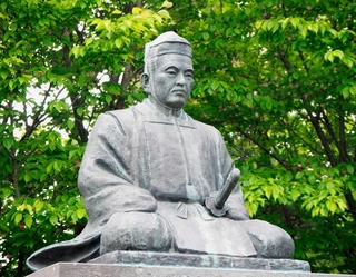 自ら造った庭園にある松平定信の銅像＝福島県白河市の南湖公園