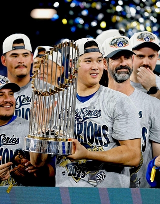 米大リーグ、ワールドシリーズ２連覇を達成し、トロフィーを手にするドジャースの大谷翔平選手＝１１月、トロント