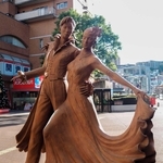 男役（左）とむすめ役がおどるレビューの像＝宝塚市の阪急宝塚駅前