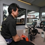 自律航行中、船長はかじにふれていません＝４月、東京都内