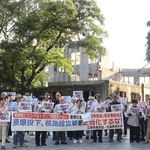 アメリカのトランプ大統領の発言について、抗議（こうぎ）する人たち＝６月、広島市の原爆ドーム前