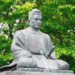 自ら造った庭園にある松平定信の銅像＝福島県白河市の南湖公園