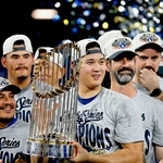 米大リーグ、ワールドシリーズ２連覇を達成し、トロフィーを手にするドジャースの大谷翔平選手＝１１月、トロント