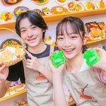 完成した食品サンプルを持つ小沢ちひなさんと浅井陽人さん