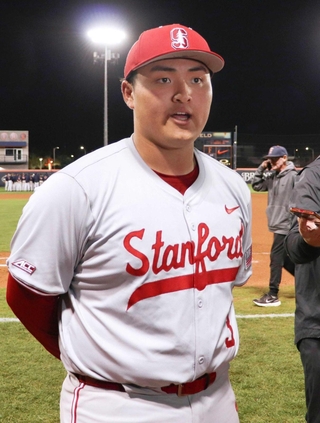 アメリカの大学野球の公式戦にデビューし、インタビューを受ける佐々木麟太郎選手＝２０２５年２月（共同）