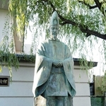 ヤナギの木の下に立つ小野道風の銅像。足元にはカエルも＝愛知県春日井市の道風記念館前