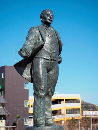 牧之原大茶園を望む地にある洋服姿の勝海舟の銅像＝静岡県島田市