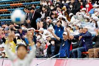 デフリンピック女子サッカーの日本－アメリカ戦で、スタンドからサインエールを送る観客＝昨年１１月、福島県Ｊヴィレッジ