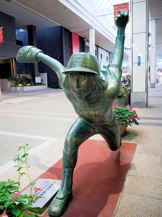 アンダースローで投球する水原勇気像＝新潟市中央区の古町通五番町商店街