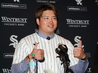 昨年１２月の入団記者会見で笑顔を見せる米大リーグ、ホワイトソックスの村上宗隆内野手＝シカゴ（共同）
