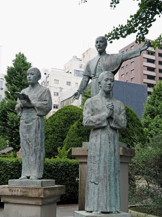 キリスト教を伝えたザビエル（中央）と教徒のヤジロウ（左）、ベルナルドの銅像＝鹿児島市のザビエル公園