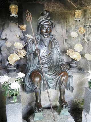 長いひげ、ずきん、高げたの姿で、つえを持つ役行者像＝東京都目黒区の滝泉寺