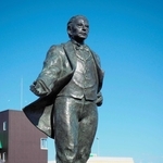 牧之原大茶園を望む地にある洋服姿の勝海舟の銅像＝静岡県島田市