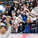 デフリンピック女子サッカーの日本－アメリカ戦で、スタンドからサインエールを送る観客＝昨年１１月、福島県Ｊヴィレッジ