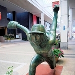 アンダースローで投球する水原勇気像＝新潟市中央区の古町通五番町商店街