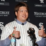 昨年１２月の入団記者会見で笑顔を見せる米大リーグ、ホワイトソックスの村上宗隆内野手＝シカゴ（共同）