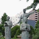キリスト教を伝えたザビエル（中央）と教徒のヤジロウ（左）、ベルナルドの銅像＝鹿児島市のザビエル公園