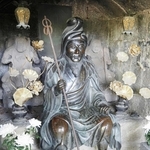 長いひげ、ずきん、高げたの姿で、つえを持つ役行者像＝東京都目黒区の滝泉寺