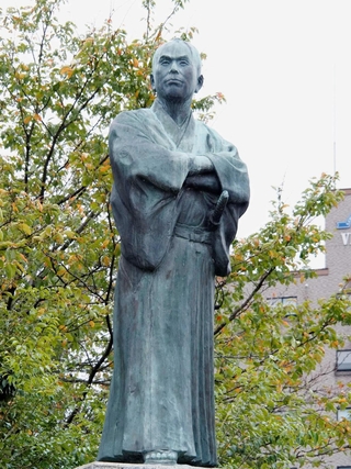 住んでいた地の近くに立つ由利公正の銅像＝福井市の由利公正広場