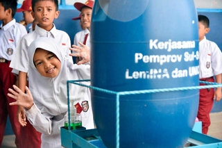 外遊びの後に手を洗うヌールさん（日本ユニセフ協会提供）