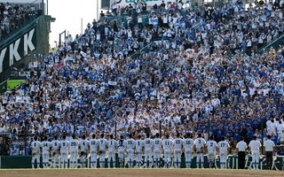 サヨナラ勝ちした岐阜県立岐阜商業高校ナインともり上がるアルプススタンド＝２０２５年８月、甲子園球場