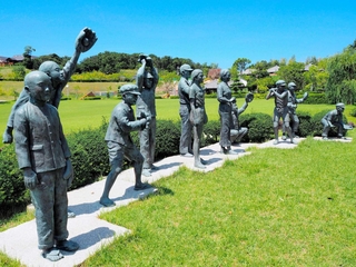 子どもたちと先生ら１１人が並ぶ「瀬戸内少年野球団」の像＝洲本市のウェルネスパーク五色