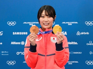 ミラノ・コルティナ冬季五輪で獲得した二つのメダルを手にする村瀬心椛選手＝２月、イタリア・リビーニョ